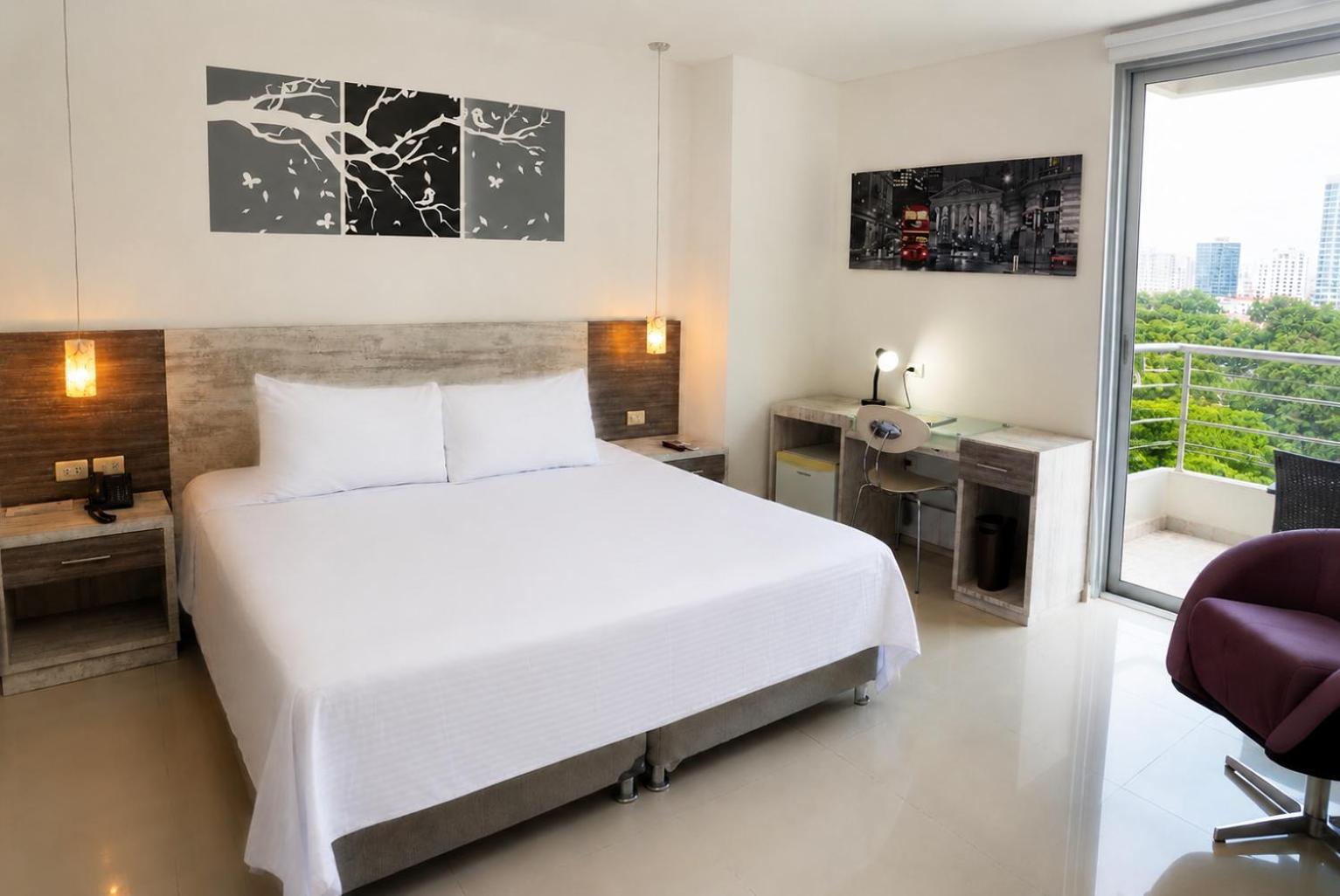 Suite con cama grande y balcón