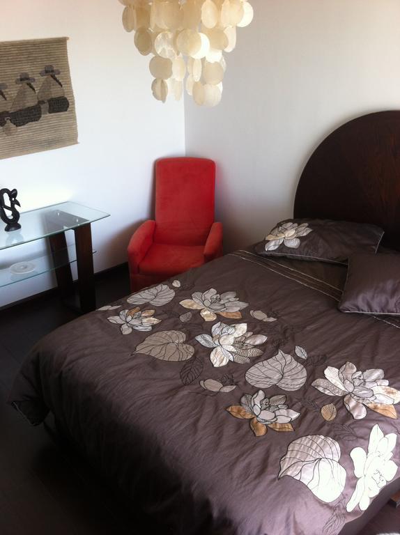 Habitación con cama grande y balcón