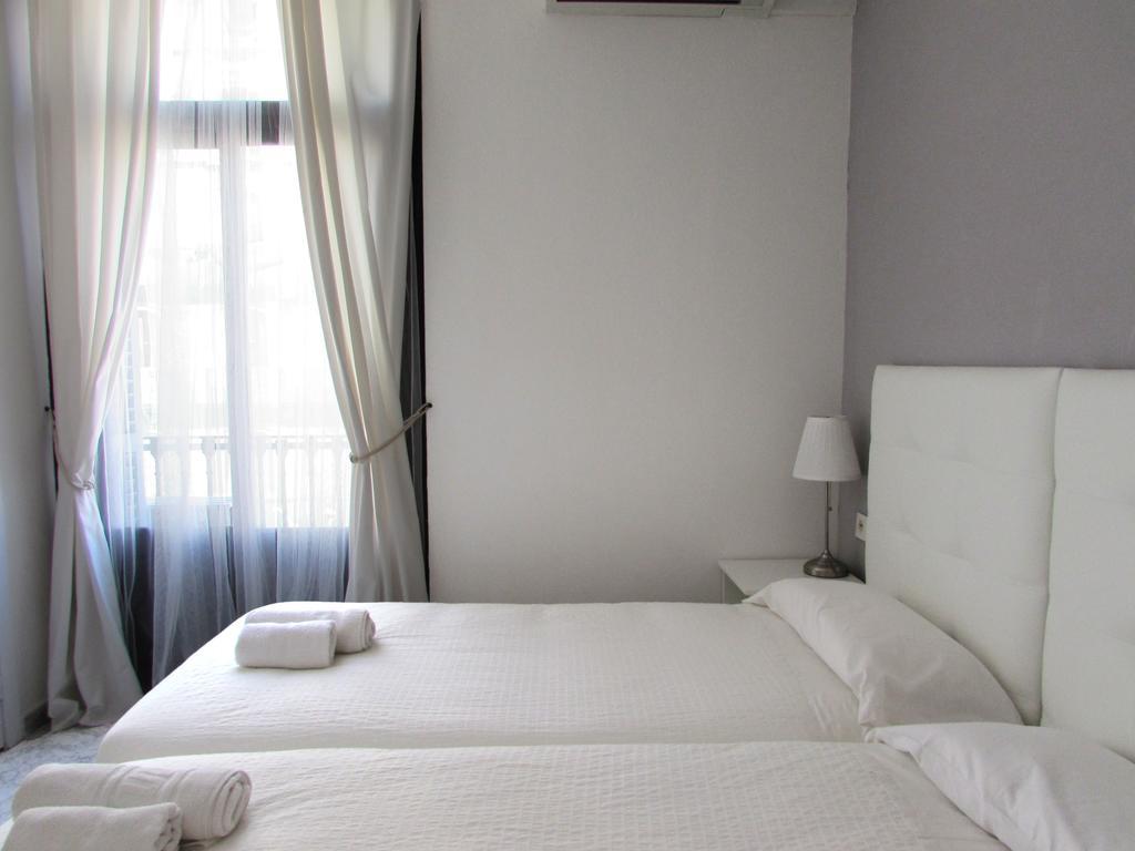Habitación Doble con baño privado y balcón - 2 camas