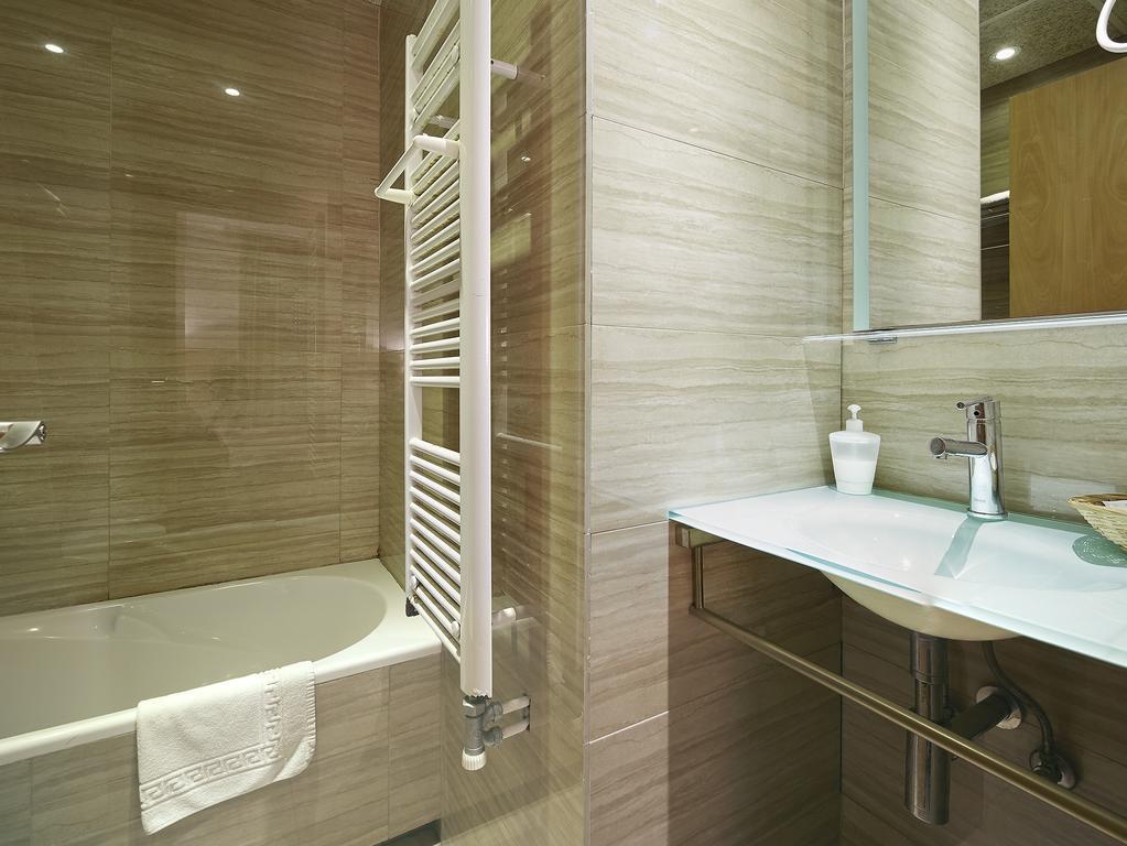 Habitación Doble con baño privado y balcón