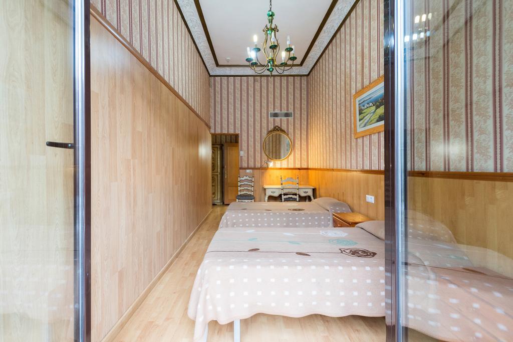 Habitación Doble con cama supletoria y baño privado