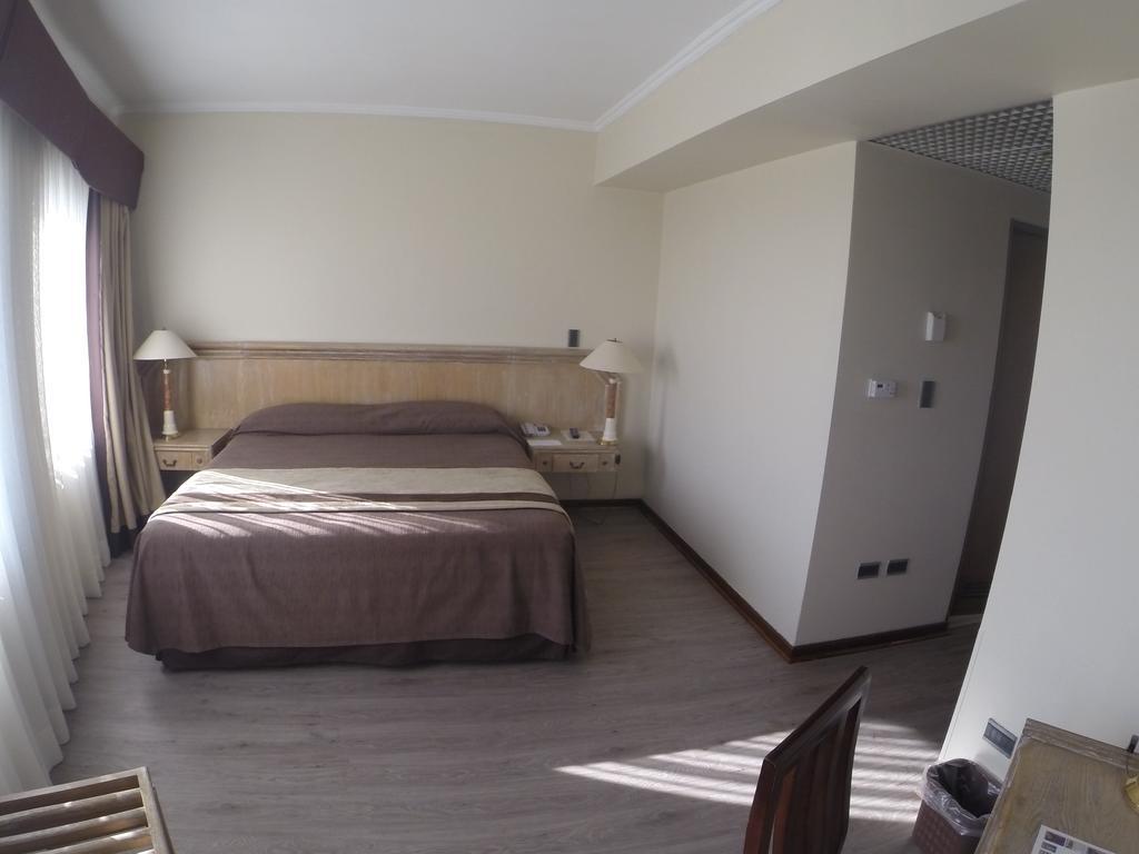 Habitación con cama grande