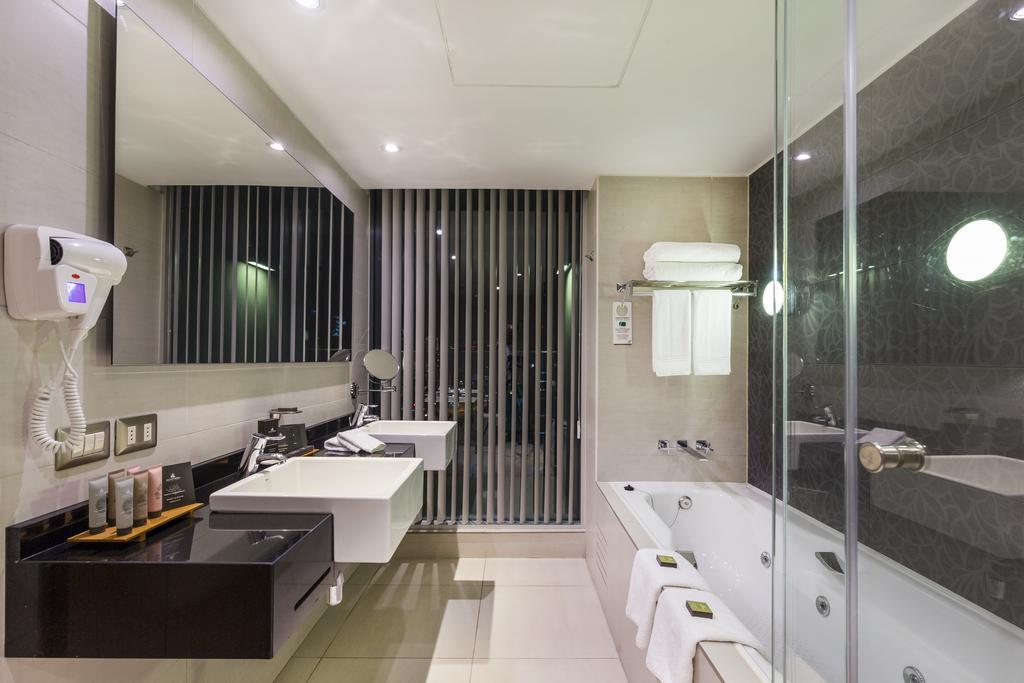 Suite con cama extragrande, bañera de hidromasaje y balcón