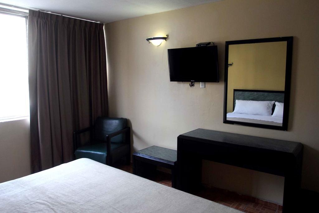 Habitación con cama extragrande.