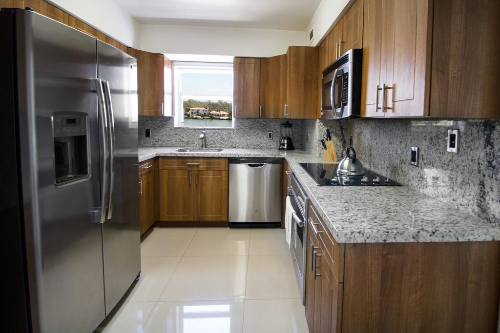 Suite Principal Esquinera de 2 dormitorios con 2 baños, cocina y vistas a la bahía