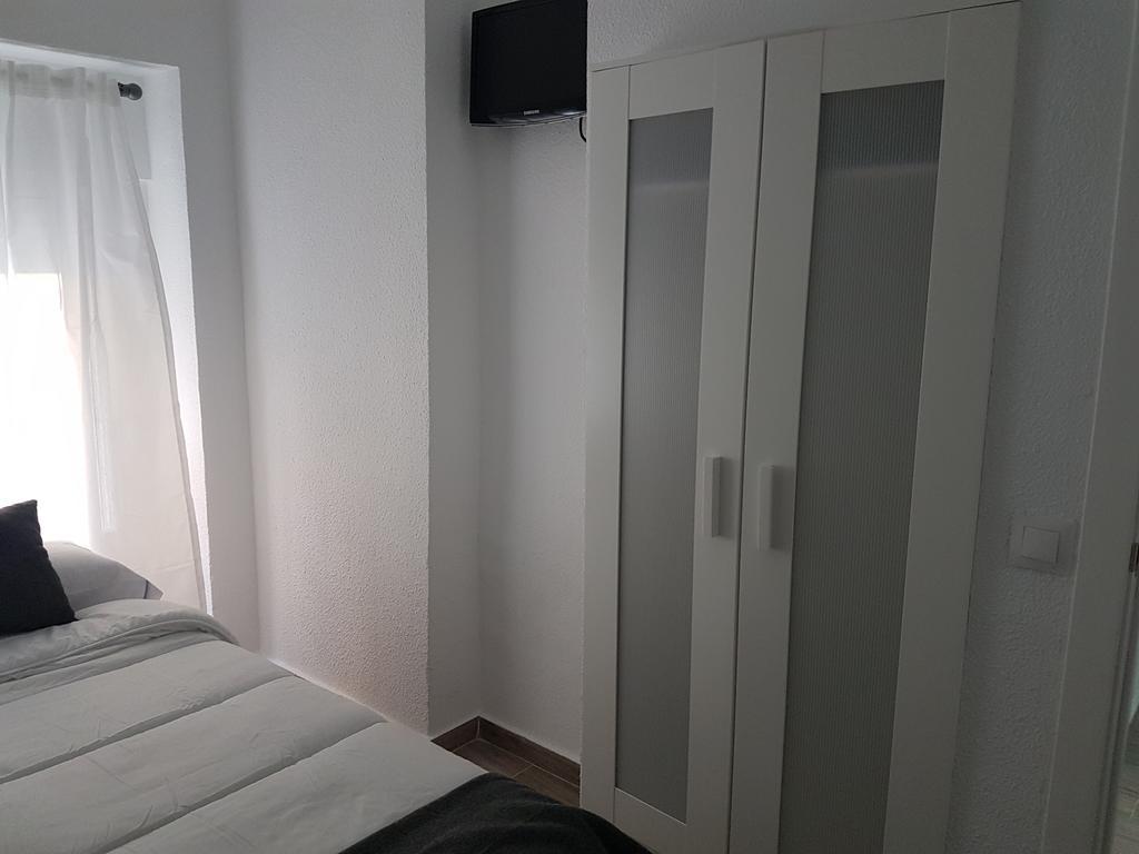 Single Room with Shared Bathroom,433539510:JPEG