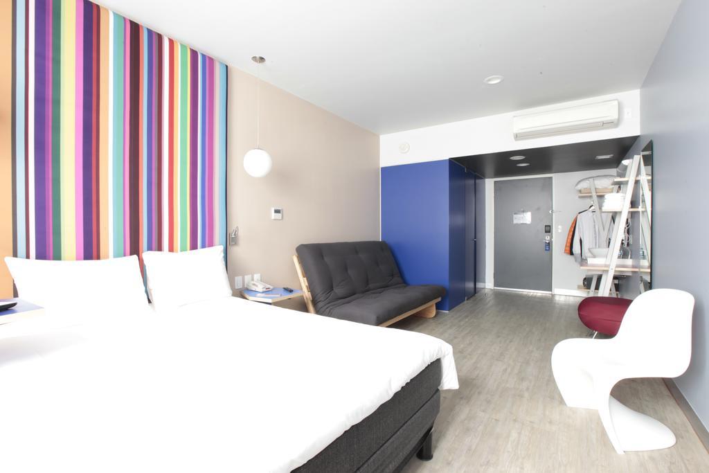Suite con cama doble y sofá cama