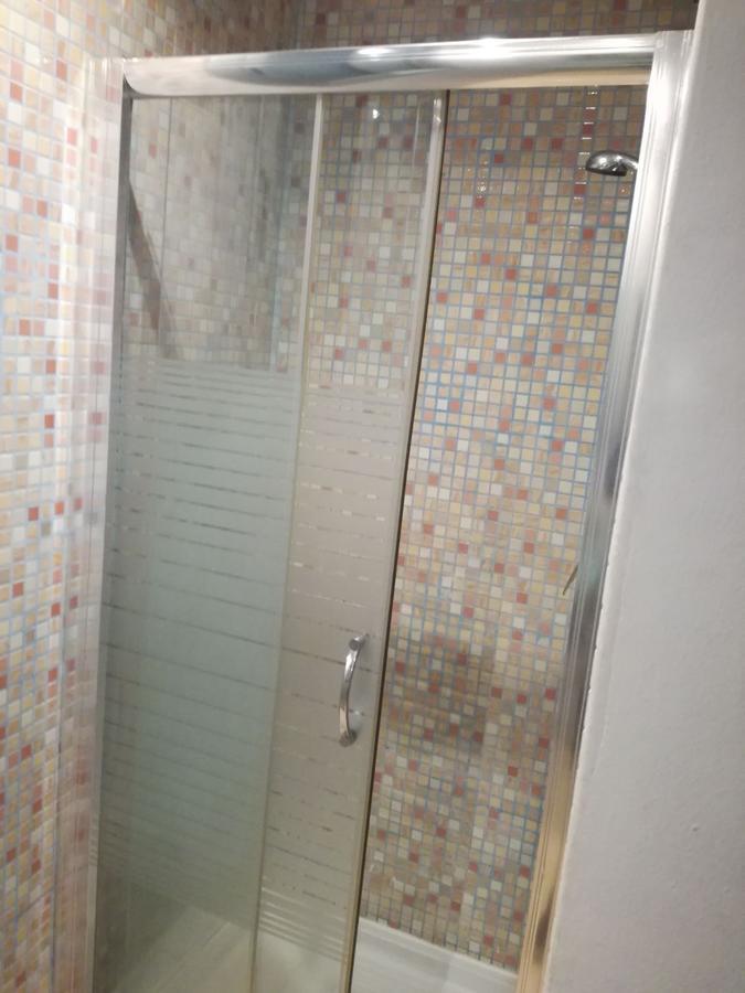 Habitación Doble básica con baño compartido y ducha privada
