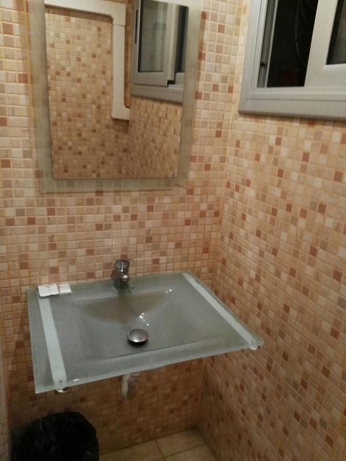 Habitación individual básica con baño compartido
