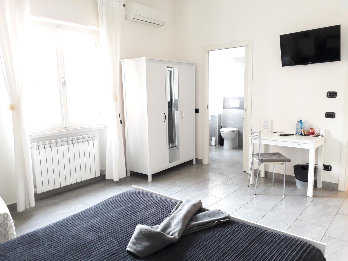 Habitación con cama grande y baño privado