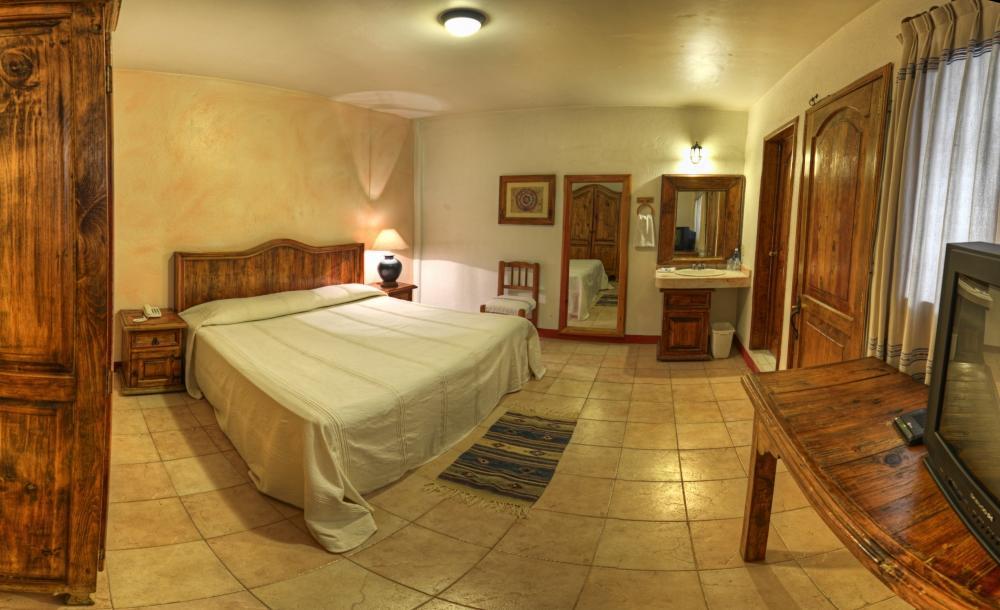 Habitación con cama extragrande.