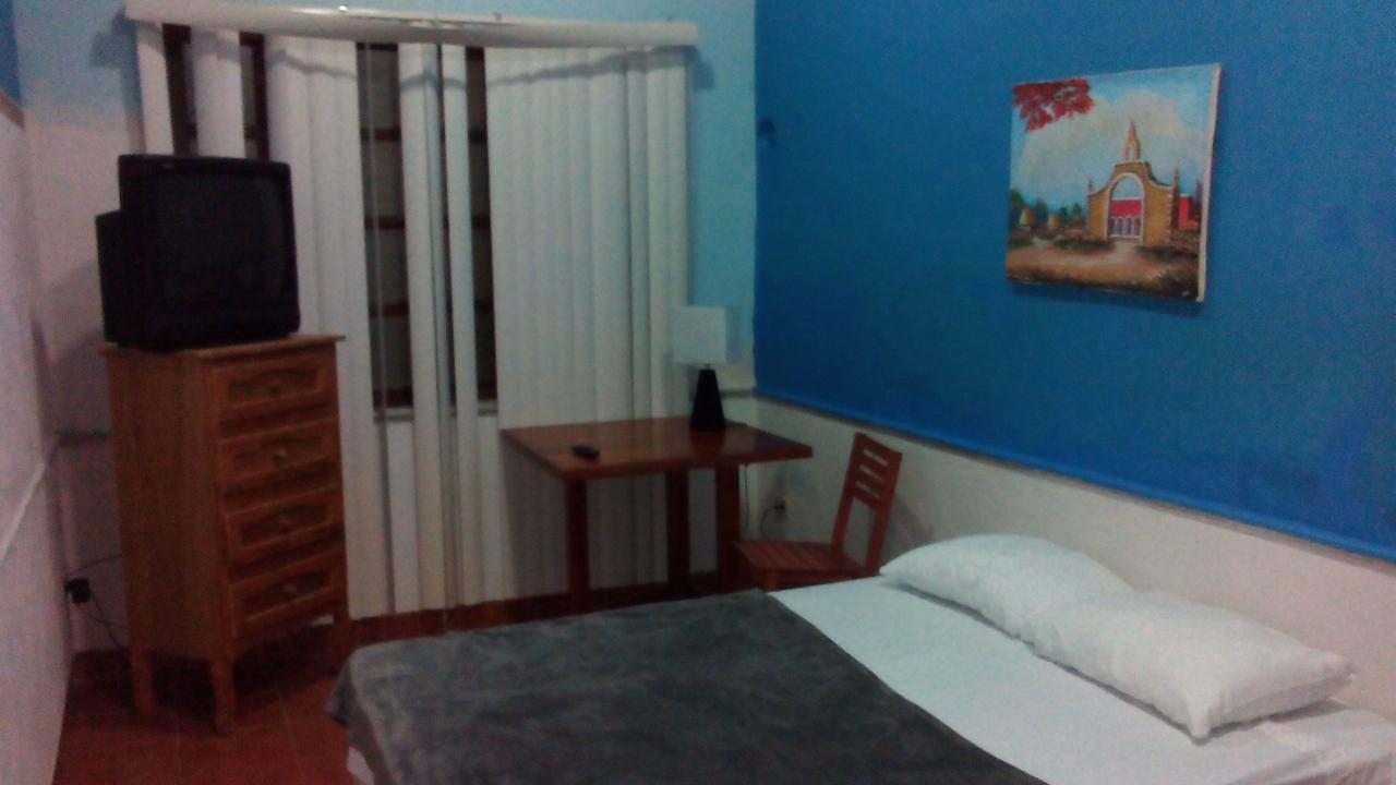 Habitación con cama grande