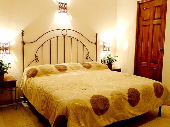 Habitación con cama grande