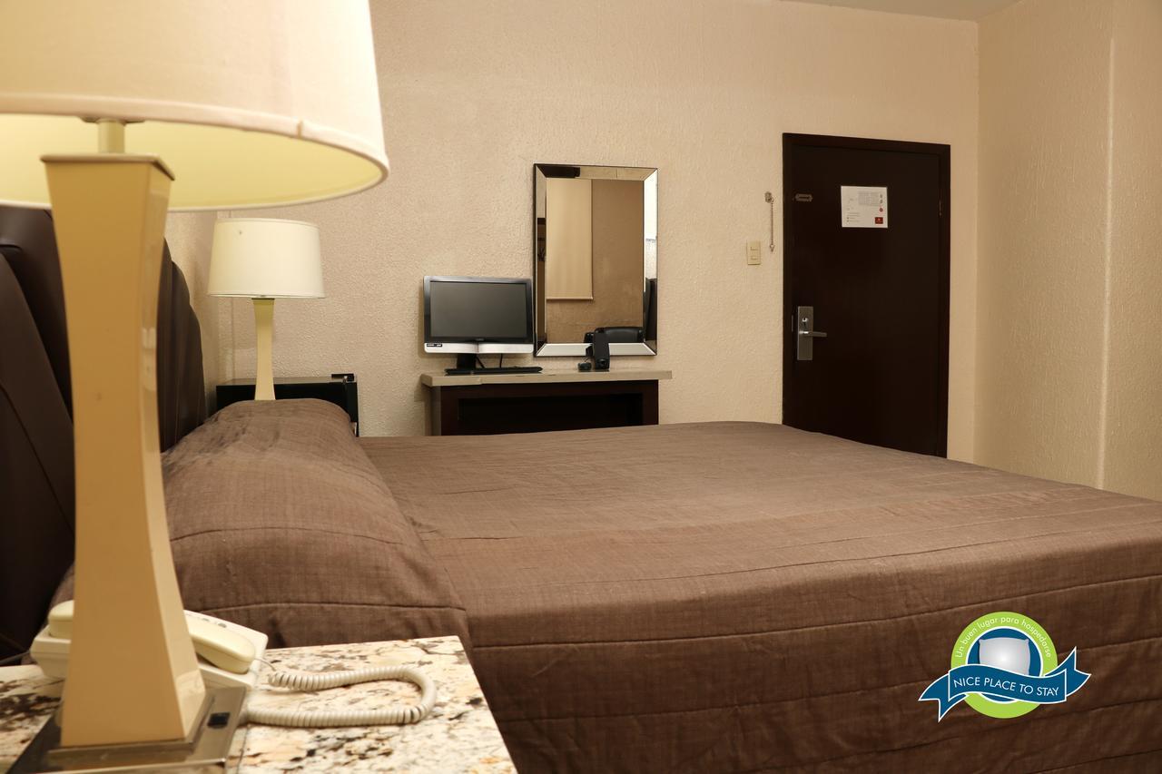 Habitación con cama extragrande.