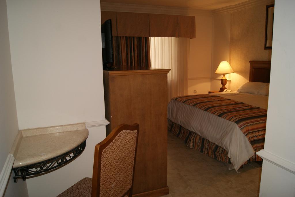 Habitación con cama extragrande.