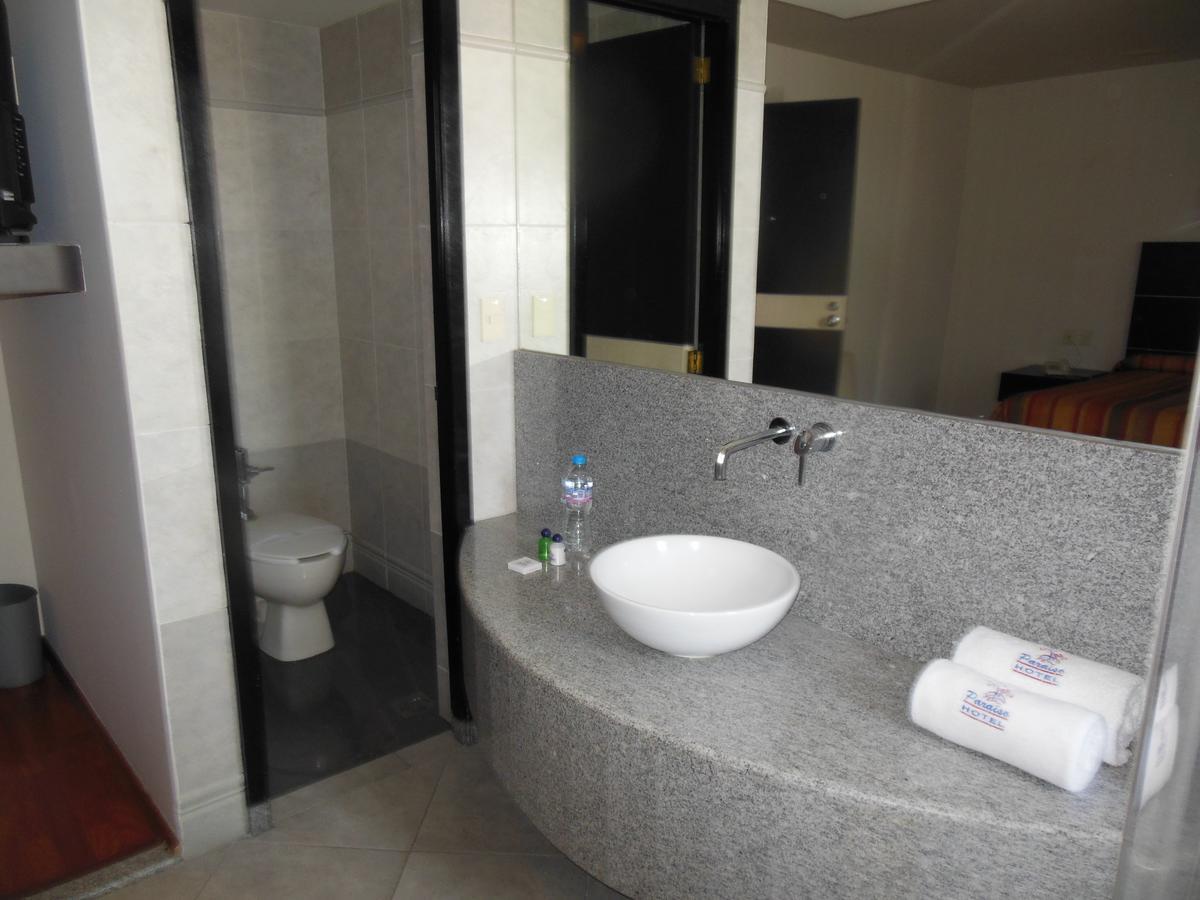 Habitación con cama extragrande.