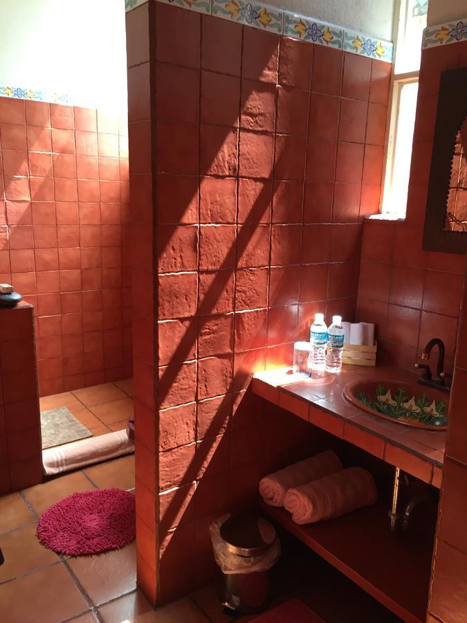 Habitación con cama grande