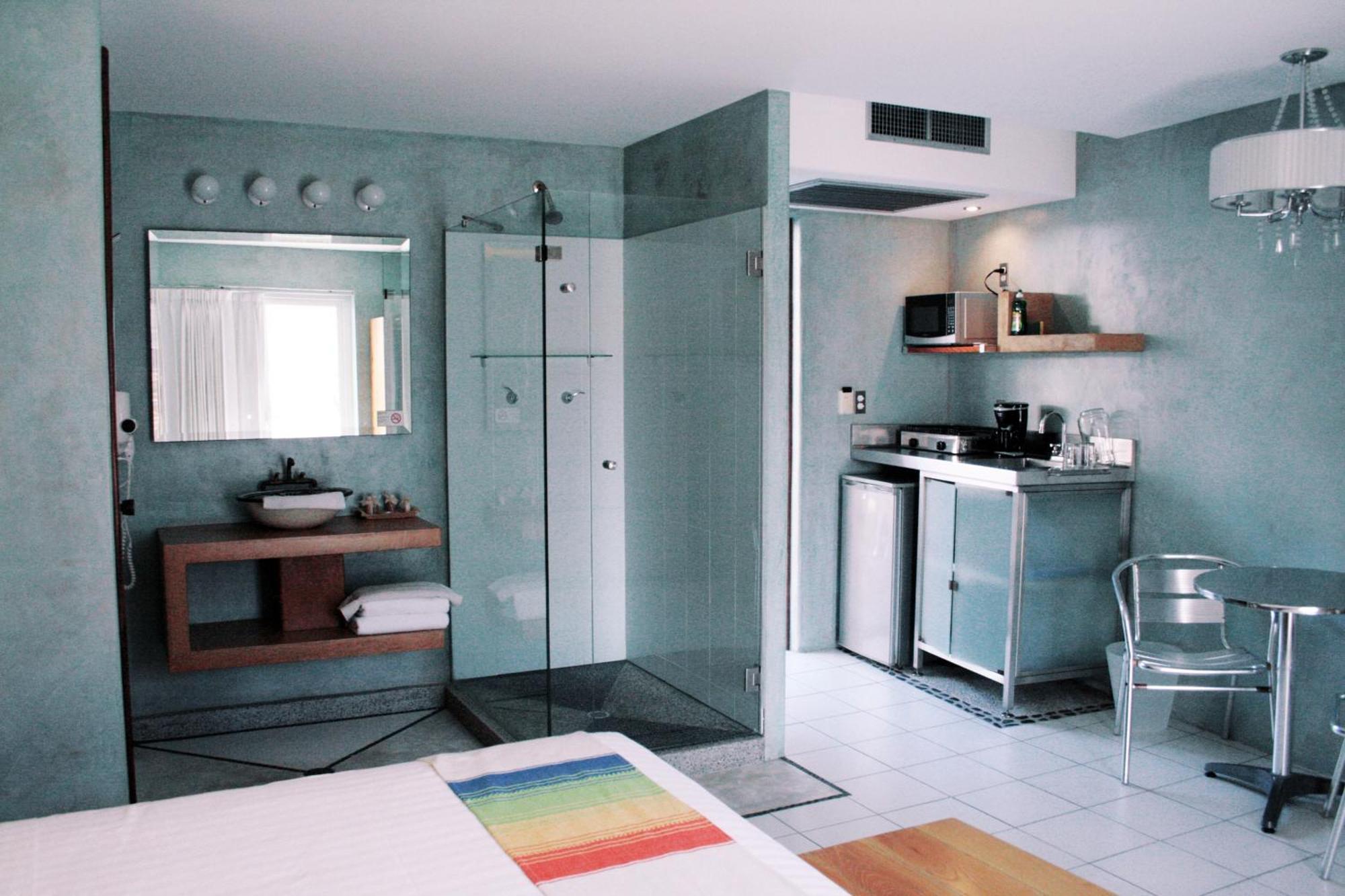 Un dormitorio con cocina americana