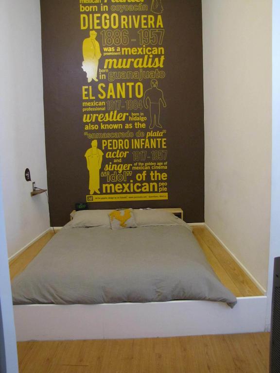 Habitación con cama extragrande.
