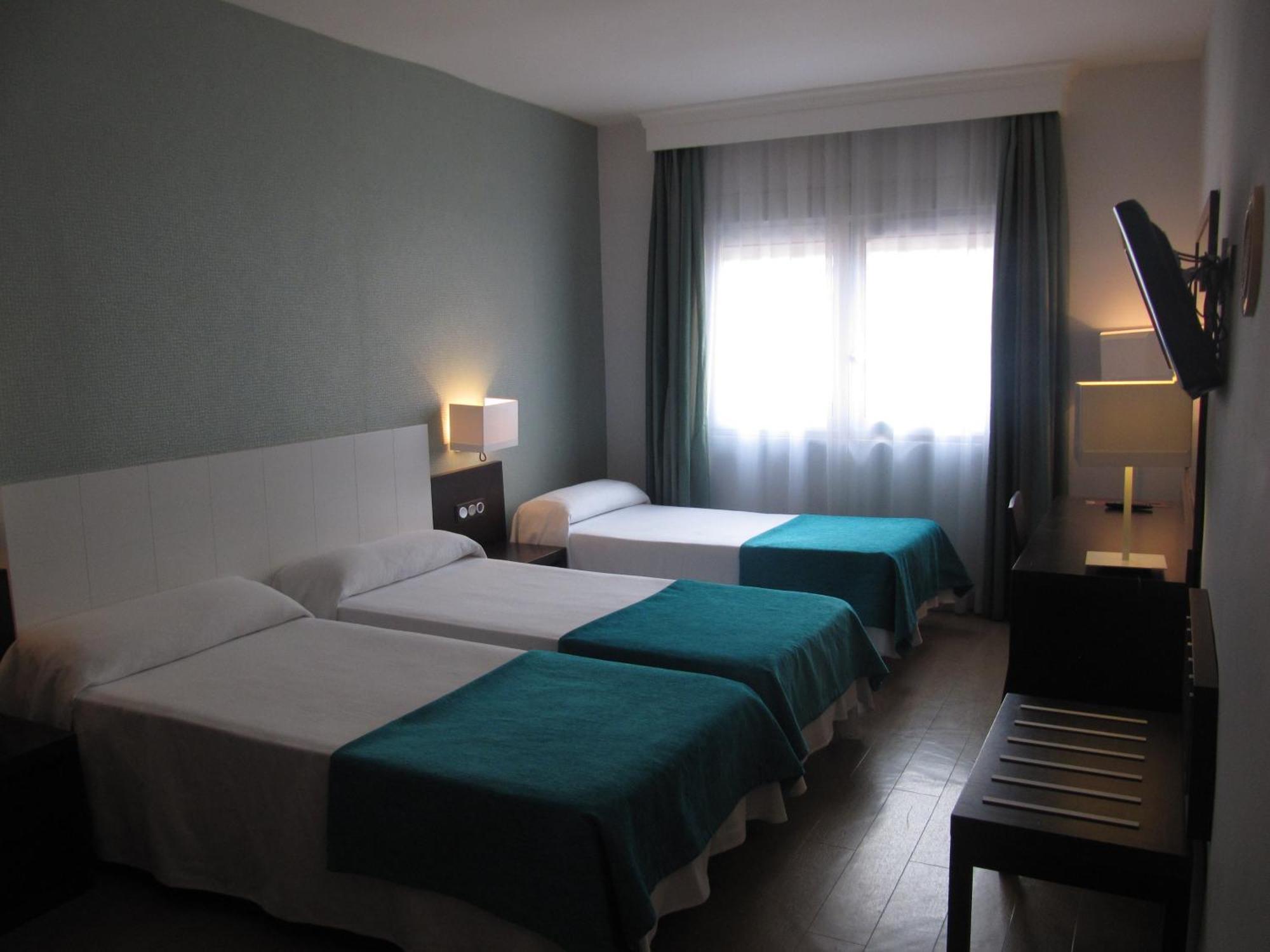 Habitación Doble con cama supletoria (2 adultos + 1 niño)