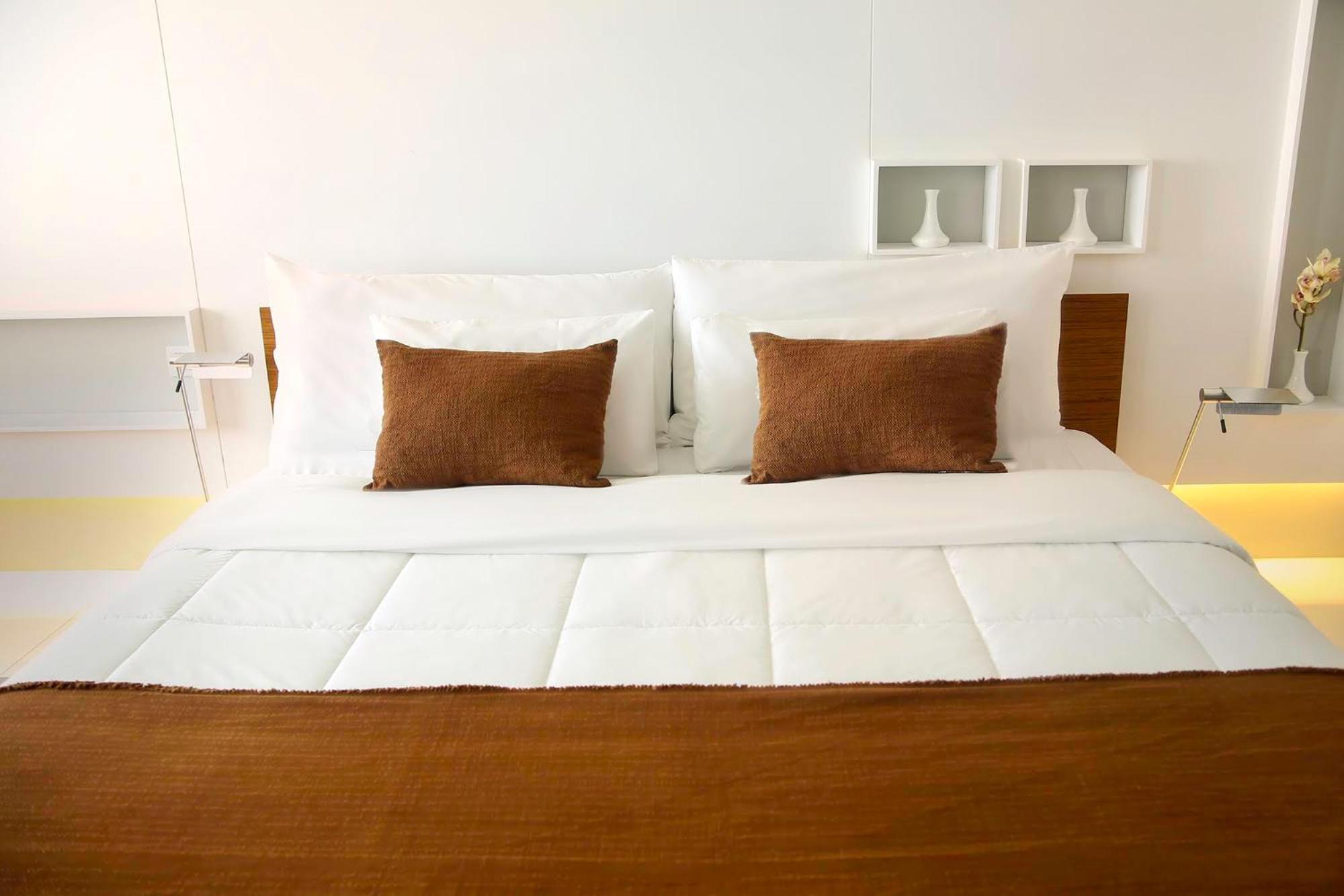 Habitación con cama extragrande.