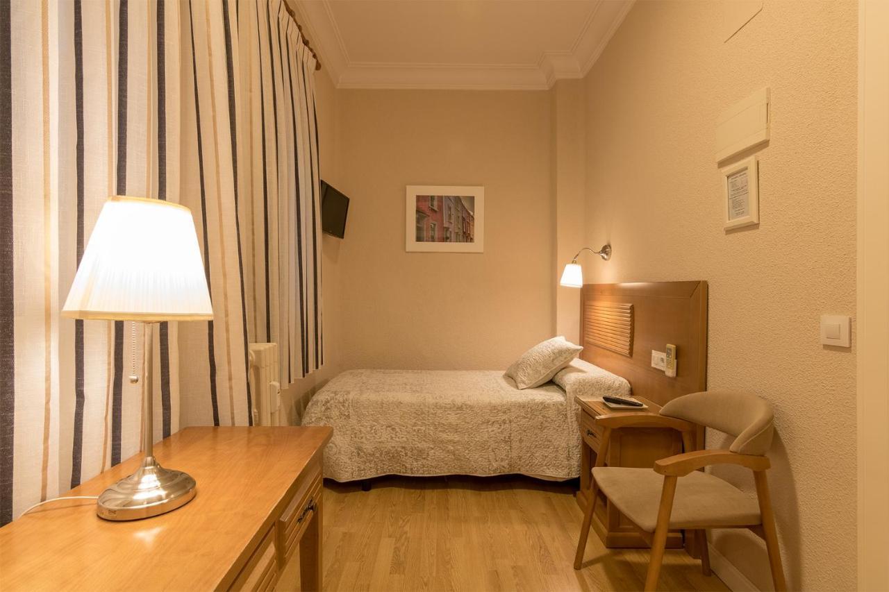 Single Room with Private Bathroom,736499008:JPEG