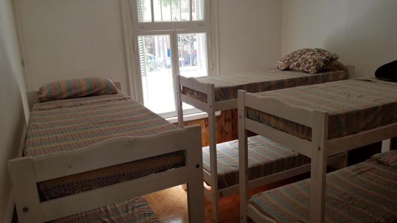 Cama en dormitorio masculino compartido