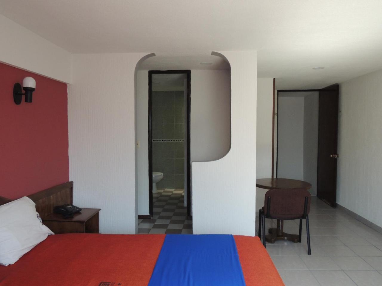 Habitación con cama extragrande.