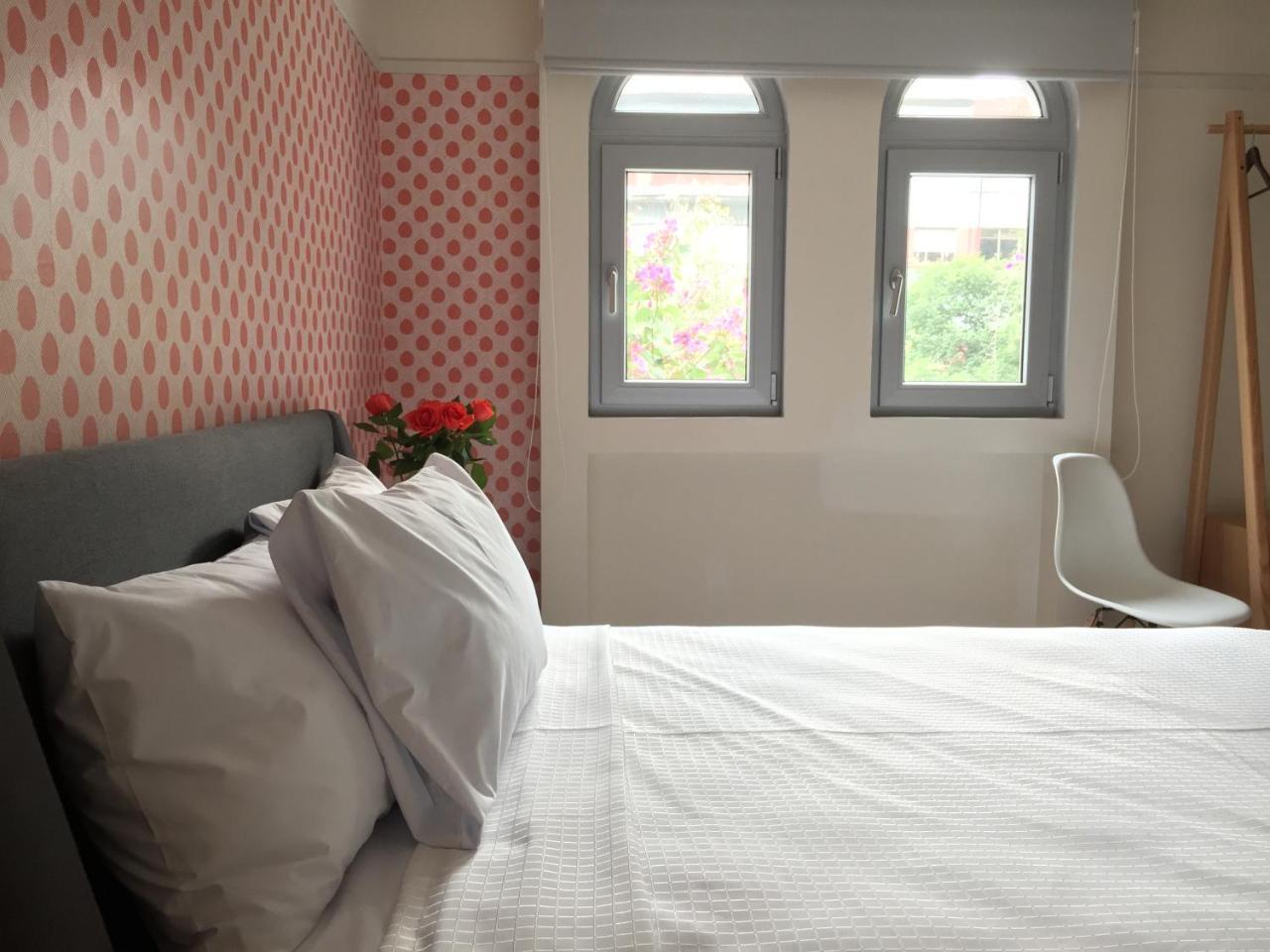 Habitación con cama extragrande.