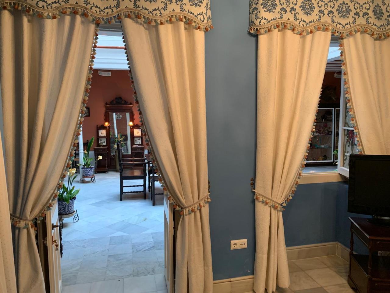 Habitación con cama grande
