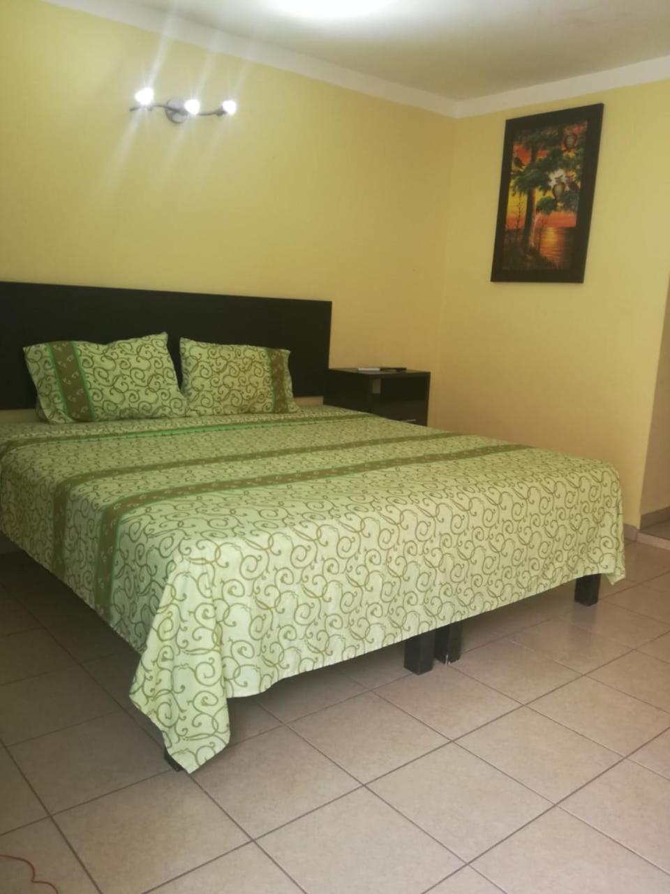 Habitación con cama extragrande.