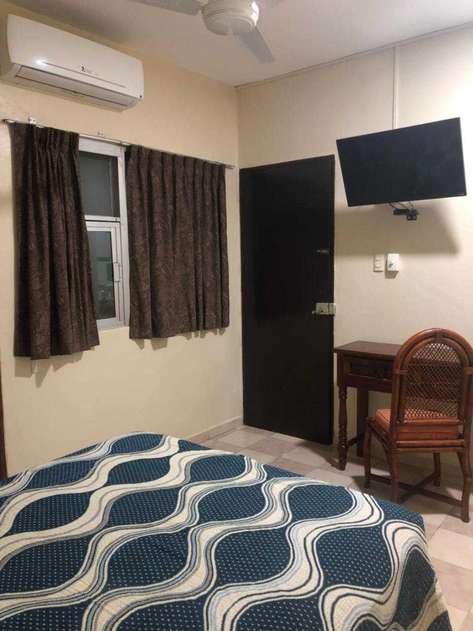 Habitación con cama extragrande.