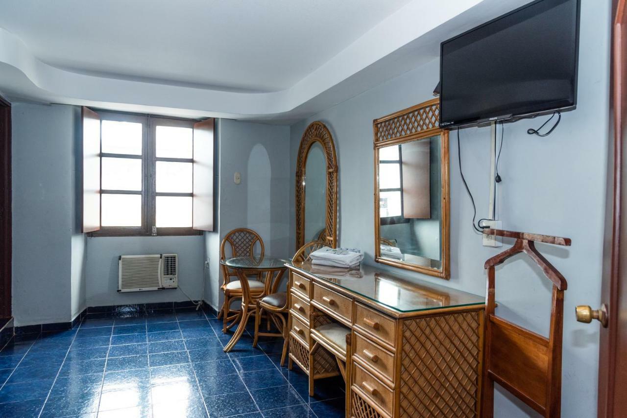 Habitación con cama extragrande.