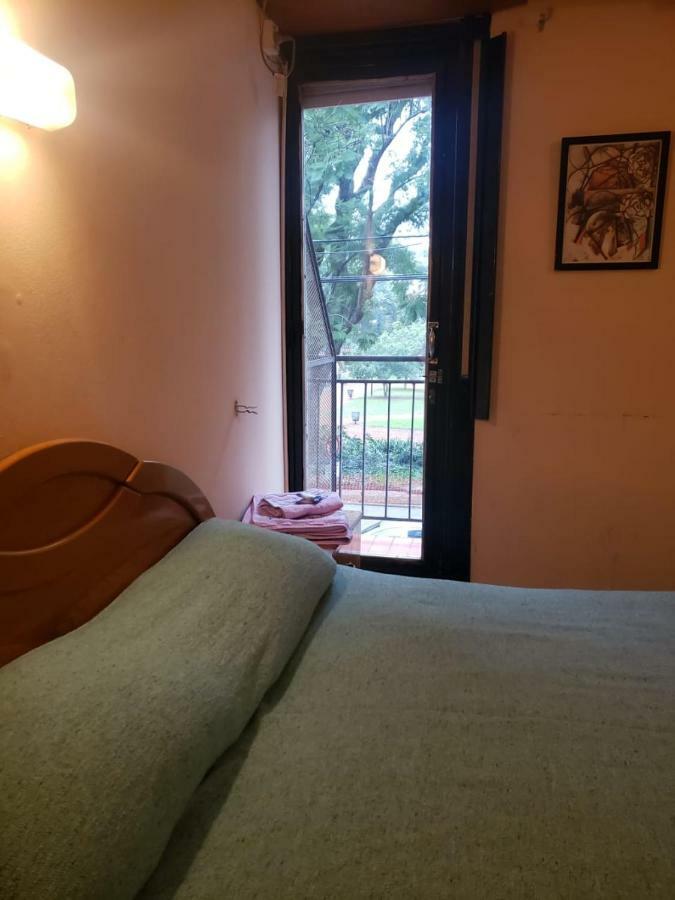 Habitación con cama grande