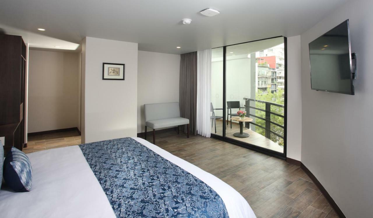 Habitación con cama grande y balcón