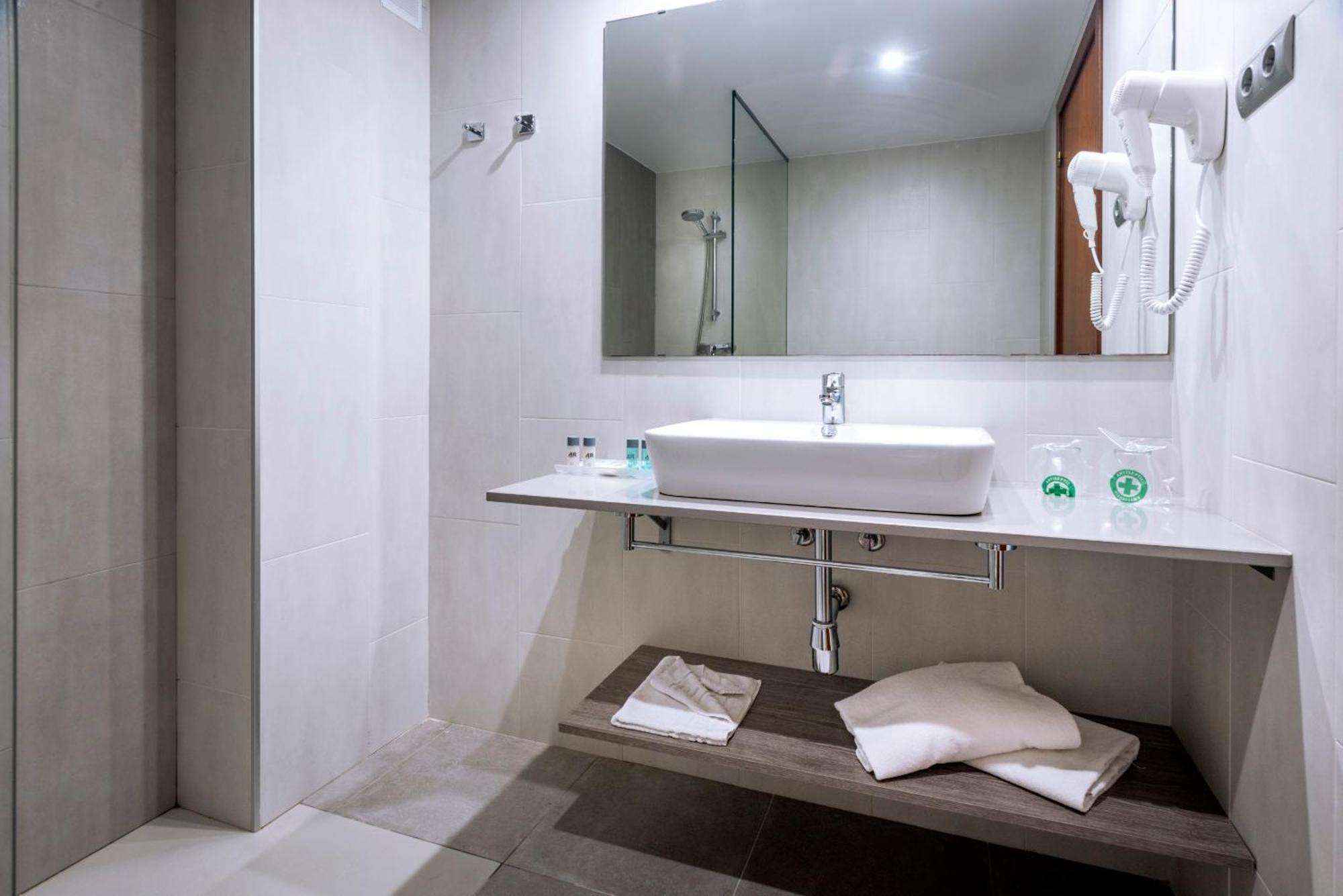 Habitación Doble Estándar (2 adultos)