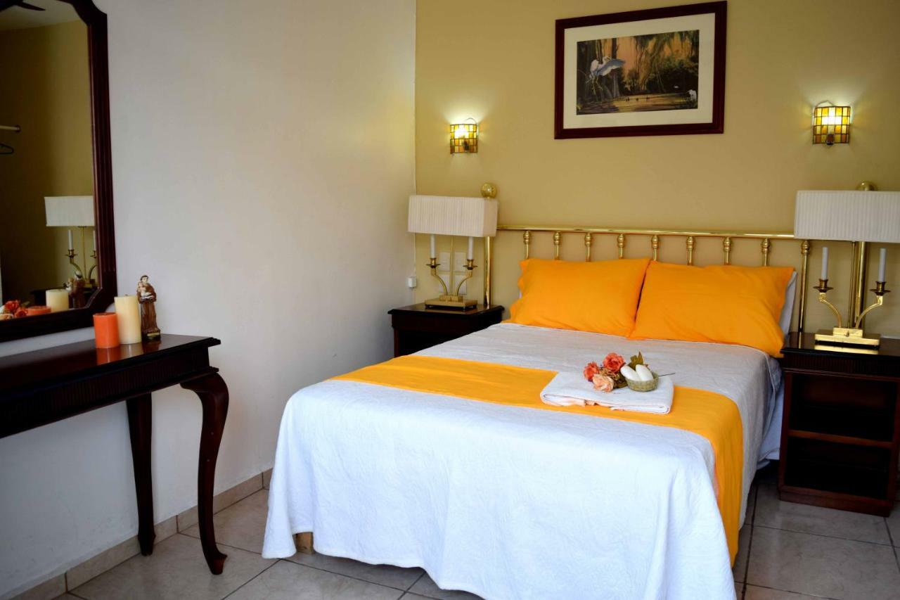 Habitación con cama grande