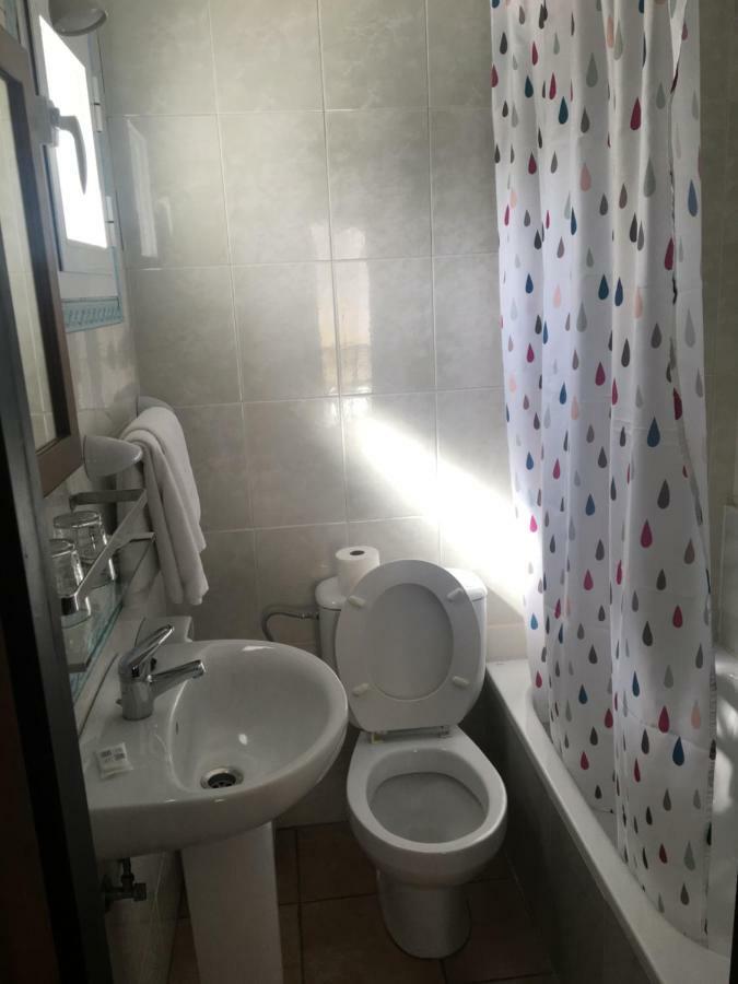 Habitación con cama grande