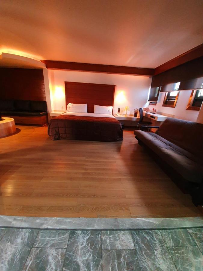 Habitación con cama extragrande.