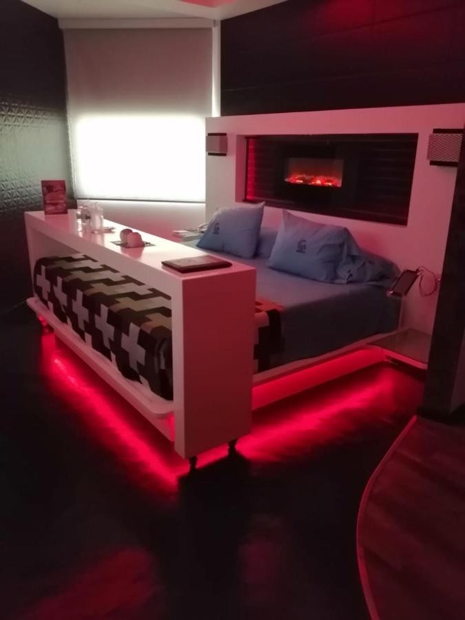 Habitación con cama extragrande.