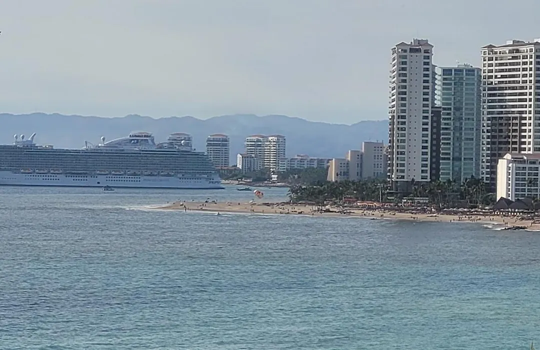 Beachfront Harbor 171 Condo Ocean View Pool, Gym WiFi-1