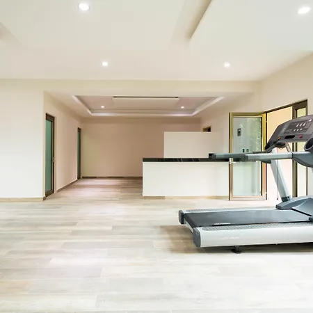 Palmarena Rooms & Residences - Long Stay Comfort With Parking, Sauna, Gym & Pool - Steps From 5Th Avenue-2