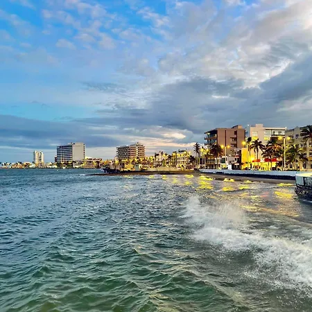 Suites Brisa Marina - Atras De Playa Regatas Y El Malecon, 6 Calles Del Acuario-3