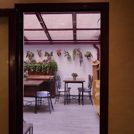 Hostal 4C Cuatro Caminos-2
