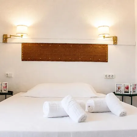 Malvarrosa Beach Rooms-3