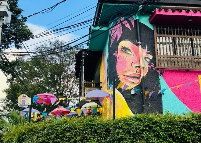Baku Laureles Hostel Medellín