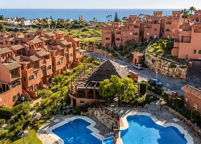 Estepona apartamento en planta baja con jardín privado y siete piscinas